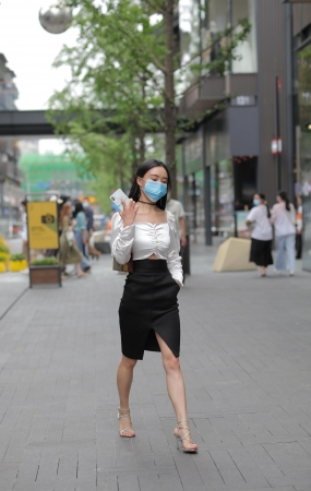 戴着口罩的气质小姐姐