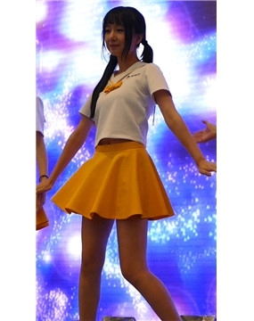 黄色裙子舞蹈表演的showgirl