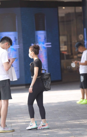 街拍黑色紧身瑜伽裤美女