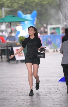 黑色包屯裙美女