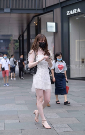 白皙白裙街拍美女