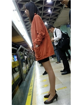 4K-等地铁的橙色外套短裙街拍肉丝美腿女孩