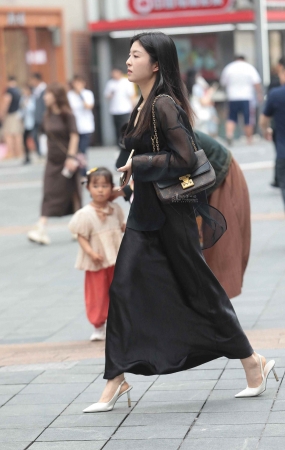 气质街拍高跟少妇