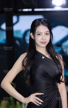 250328-19=42 改装展上的黑裙白皙性感美脚车模