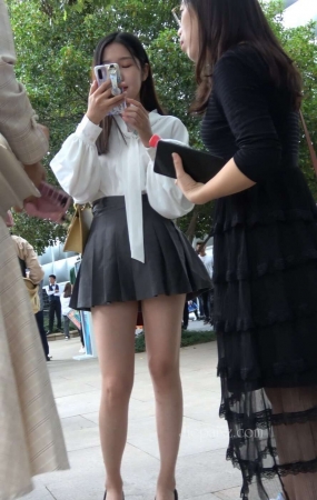 4K  – 街拍百褶短裙白衬衫青春美少女 [2.00 GB/MP4]