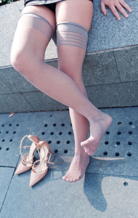 66皮短裙高跟美女