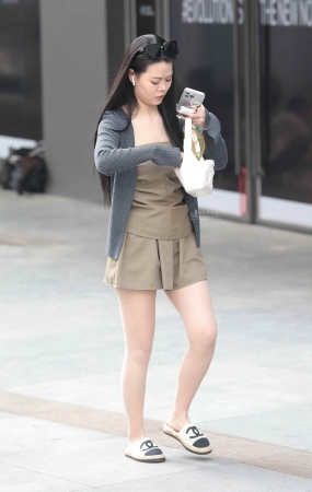 诱惑肉丝街拍少妇