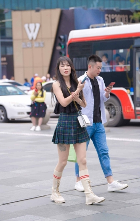 街拍短裙小姐姐