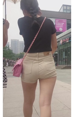 黑衣紧身热裤美女