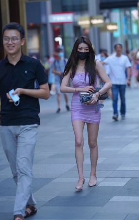 紫色吊带包臀裙美女