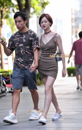 吊带包臀裙美女