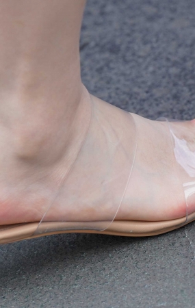 热裤美眉