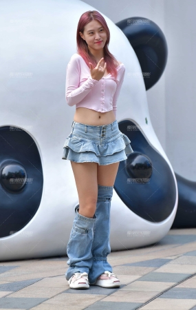 蛋糕牛仔短裙美女