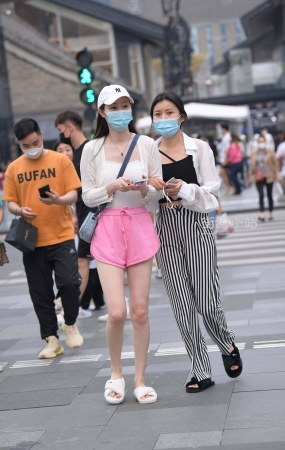 高挑的粉色短裤小姐姐