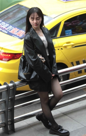 街拍黑丝妹子