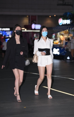 夜遇美腿俩闺蜜~