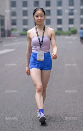 蓝色紧身短裤