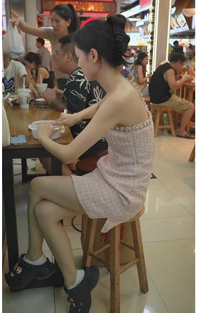 觅食的粉裙美女