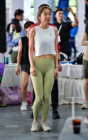 运动嫩绿紧身裤美女