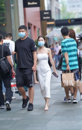 吊带白色长裙美女