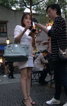 白裙美女