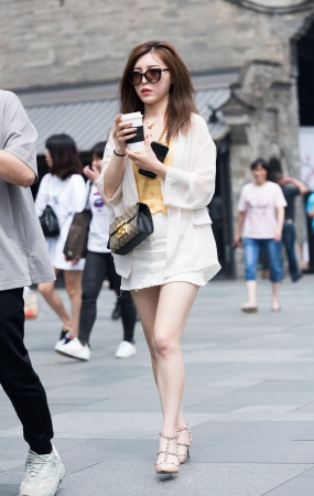 高跟长腿美女