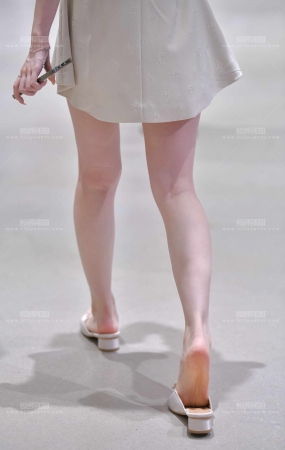 白裙凉拖美女 2024-10-23-34