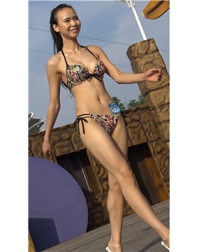4k-超美身材花色比基尼泳装美女，身材像竹竿似的。