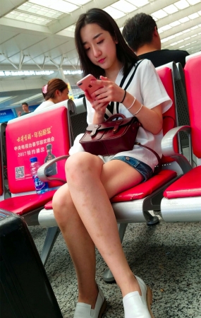 长发白色衬衫热裤极品美女