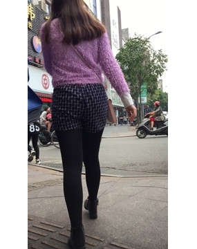 街拍黑丝袜打底裤肥臀大屁股美女