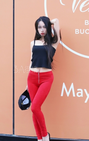 性感撩人的红色紧身裤姑娘-13P