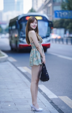 绿色小花裙美女