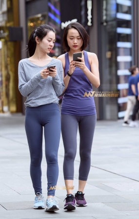 两个紧身瑜伽裤妹子