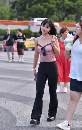 微胖紧身黑裤美眉