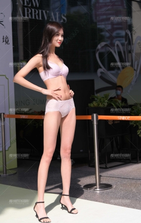 超长美腿的她，一模两套~