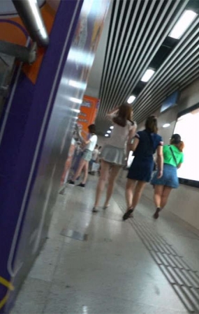 地铁站跟拍性感长腿休闲短裙短发漂亮美女