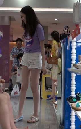 4K – 白短热裤少女鞋店买鞋试鞋 [1.40 GB/MP4]