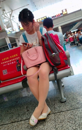 白T恤吊带裙绣花鞋街拍肉丝美腿
