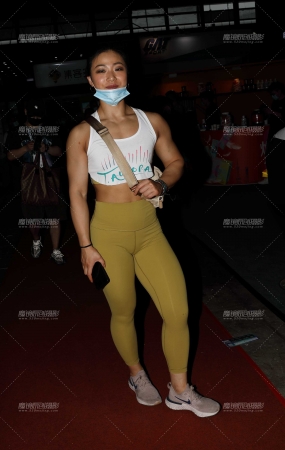 黄色紧身裤美女