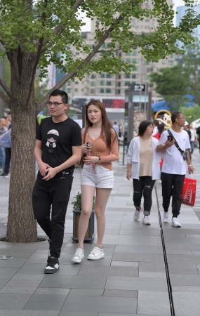 大白腿，白热裤