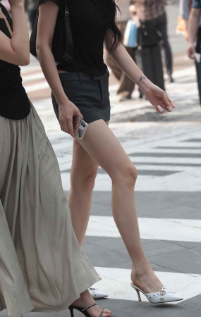 高跟街拍少妇