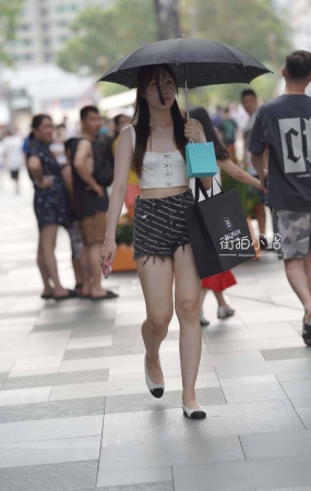 撑伞的美女