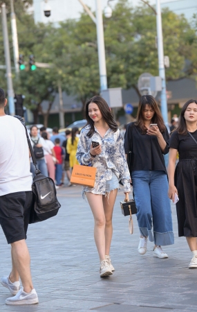 漂亮的美腿小姐姐