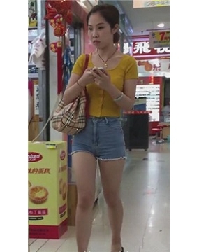 逛商场偶遇超紧饱满的黄色T恤美眉 [169 MB]