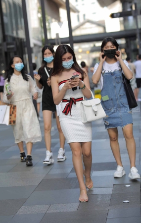 另一个版本的时尚抹胸白裙美女