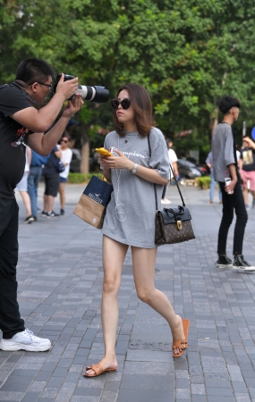 墨镜长腿美女