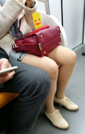 地铁拍摄肉色丝袜OL少妇