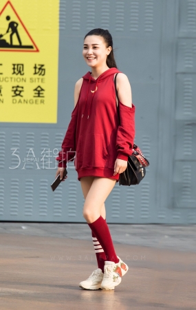 笑容灿烂的红衣妹子-10P
