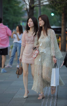 街拍粉色裙高跟美女
