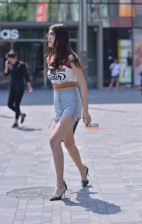 短衫热裤性感小美女-12P